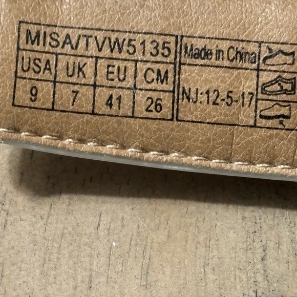 Vionic White Misa Sandals with Gold Buckles Gently Used - Picture 7 of 7